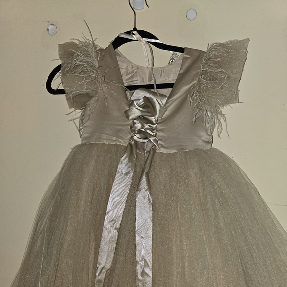 Beautiful dress champagne junior bridesmaid/flower girls dress - Picture 2 of 2